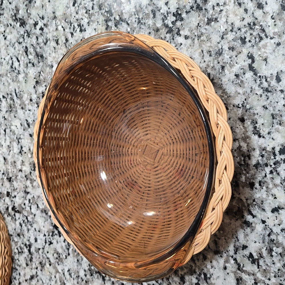 Vintage 1980's Pyrex amber bowl and wicker pot holder